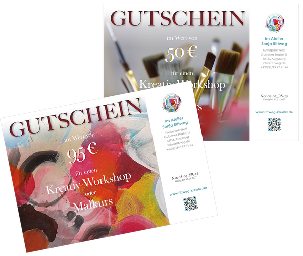 Gutscheine für Malworkshops, abstrakte Malerei, bunt, Pinsel im Köcher im Künstler-Atelier