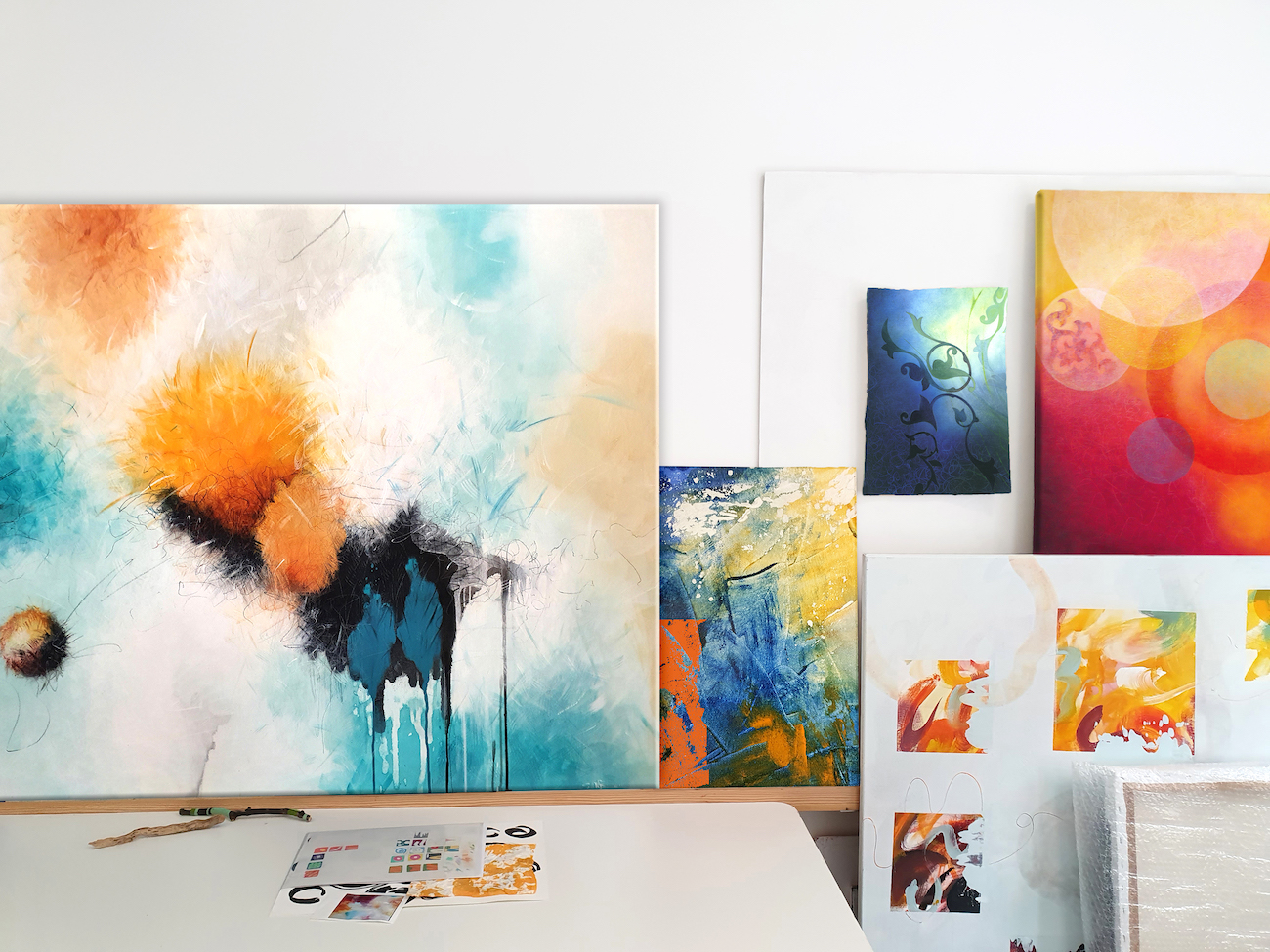 Acrylmalerei auf Leinwand, verschieden große Leinwände, bemalt an der Wand